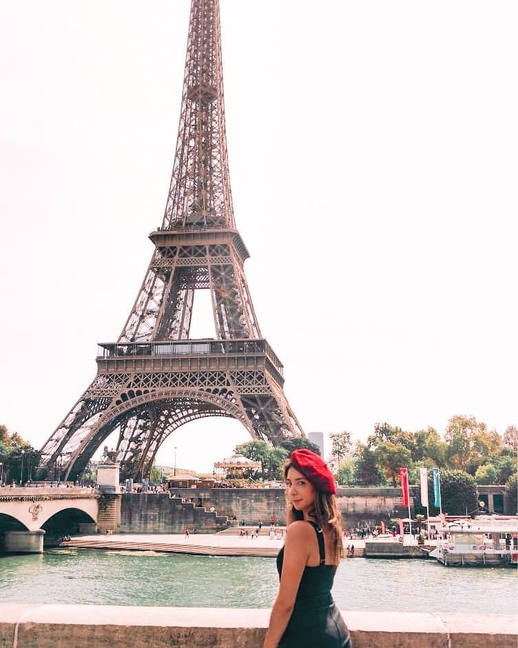 Oops I sliced the top of the Eiffel tower 😬 Happy to say that I'm healing super well. That doctor really scared me telling me I was severely damaged. 

#thatwasacloseone #saynotomandolines #travelphotography #sheisnotlost #france🇫🇷 #girlsthatwander